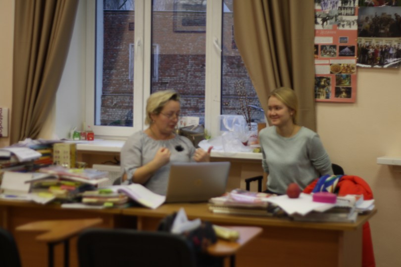Tatiana, la directora del Bachillerato español y, Alejandra, alumna de 10.º grado, en plena acción